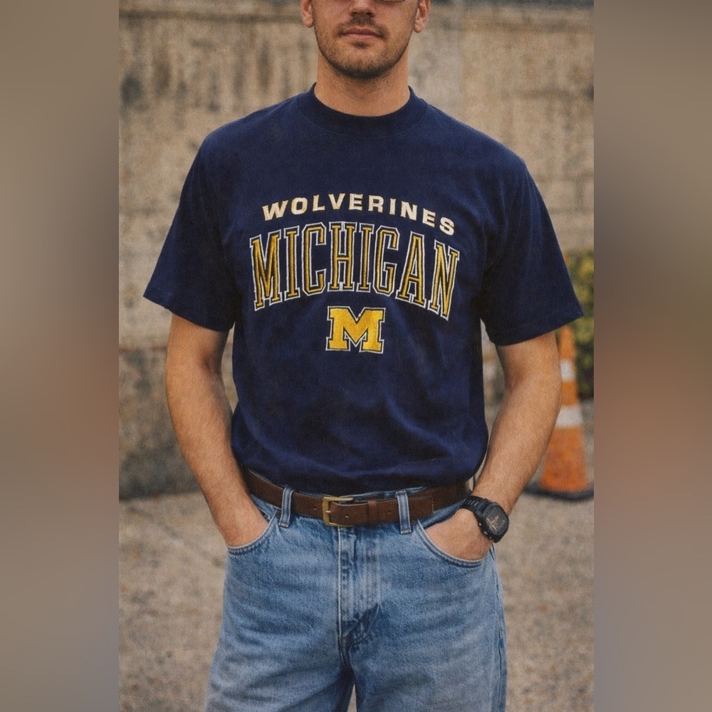 Vintage 1990s Pro Player Michigan Wolverines Tshirt Mens M Navy Blue Embroidered